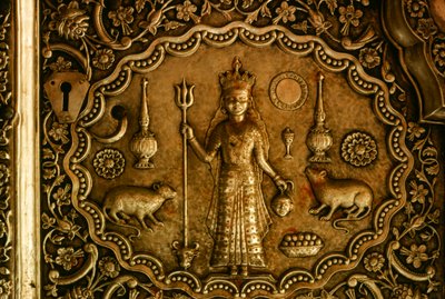 Beeldhouwwerken van ratten flankeren de godin Bhagwati Karniji op een zilveren deur. Deshnoke, Rajasthan door James L Stanfield
