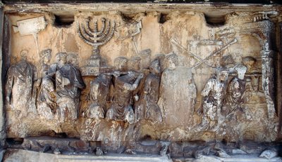 Deel van reliëfsculptuur met Romeinse soldaten die heilige buit wegdragen door James L Stanfield