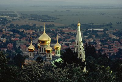 Shipka Memorial Church verheft vergulde koepels boven de vallei. SHIPKA, VALLEI VAN DE door James L Stanfield