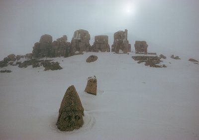 Standbeeld van een god kijkt boven een deken van sneeuw uit bij Nemrud Dagh. Nemrud Dagh, Turkije. door James L Stanfield