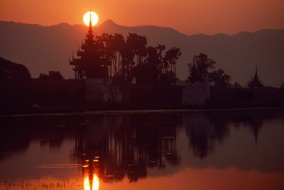 Zonsondergang bij Kywe Sun Wharf. KYWE SUN WHARF, MANDALAY, BIRMA door James L Stanfield
