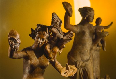 Terracotta sculpturen van Aphrodite met gevleugelde Eros op haar schouder. Veria, Macedonië, Griekenland. door James L Stanfield