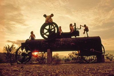 Deze stoommachine pompte ooit water uit de Rio Grand River voor irrigatie. Big Bend National Park. door James L Stanfield