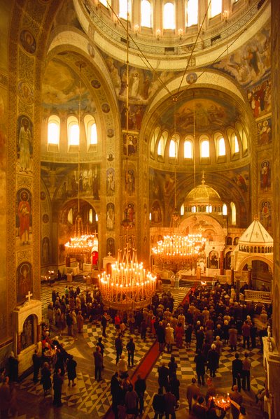 Toeristen overheersen de diensten in de Alexander Nevski-kathedraal. Sofia, Bulgarije door James L Stanfield
