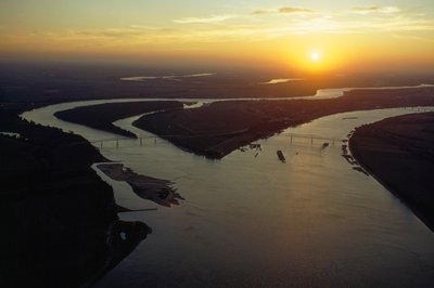 Schemering luchtfoto van de samenvloeiing van de Ohio en Mississippi-rivieren. Cairo, Illinois door James L Stanfield