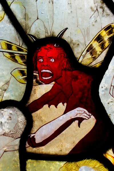 Duivel, glas-in-lood, Kerk van St. Maria Magdalena, Rowington Close, Paddington, Londen, ca. 2012 door James O Davies