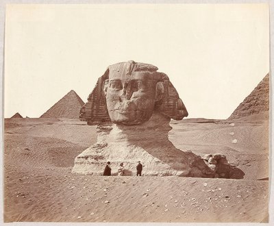 Egypte. Gizeh. De Sfinx tegen de achtergrond van de piramide van Mykerinos door James Robertson