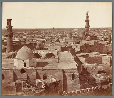 Egypte. Caïro. Algemeen uitzicht – op de achtergrond de madrasa – het mausoleum van Umm As-Sultan Sza
