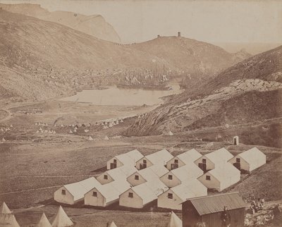Kamp met Hutten en Balaclava Haven in de Verte door James Robertson