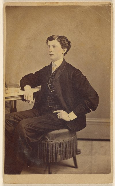 [Ongeïdentificeerde jongeman zittend aan een tafel]. door James S. Woodley