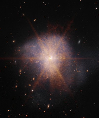 Arp 220 (NIRCam en MIRI beeld) door James Webb Space Telescope (NASA)