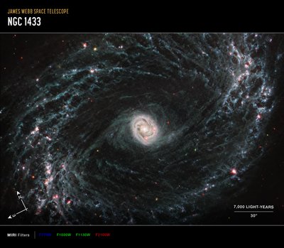 NGC 1433 (MIRI Kompasbeeld) door James Webb Space Telescope (NASA)
