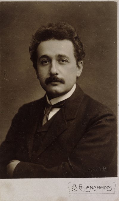 Carte-de-visite portret van Albert Einstein genomen in Praag in 1912, 1912 door Jan Langhans