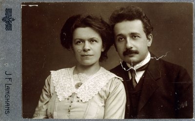 Portretfoto op visitekaartje van Albert Einstein en Mileva Einstein-Maric in 1911 door Jan Langhans