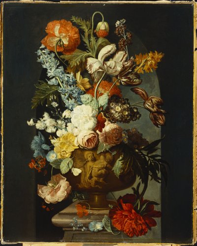 Tulpen, rozen, hyacint, auricula en andere bloemen in een gebeeldhouwde urn op een stenen voetstuk in een nis door Jan van Huysum