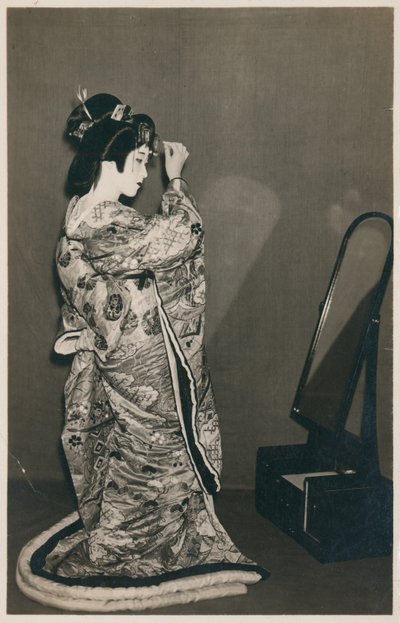Een vrouw gekleed in een kimono door Japanese Photographer