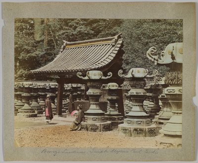 Bronzen Lantaarns buiten de Tempel in Uyeno Park, Tokio, Japan (handgekleurde zwart-wit foto) door Japanese Photographer