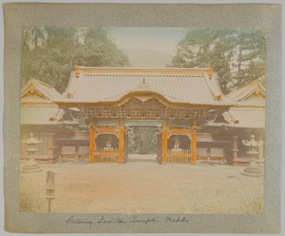 Poort van de Jemitsu Tempel, Nikko, Japan (handgekleurde zwart-wit foto) door Japanese Photographer