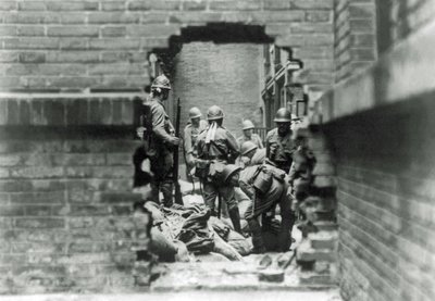 Japanse soldaten betrokken bij straatgevechten in Shanghai, China, 1937 door Japanese Photographer