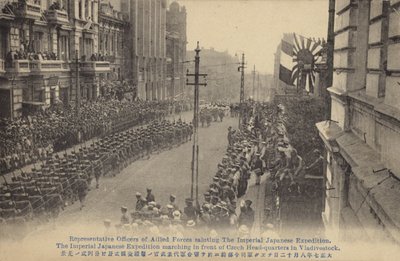 Japanse troepen marcheren langs het Tsjechische hoofdkwartier, Vladivostok, Russische Burgeroorlog, ca. 1919 door Japanese Photographer