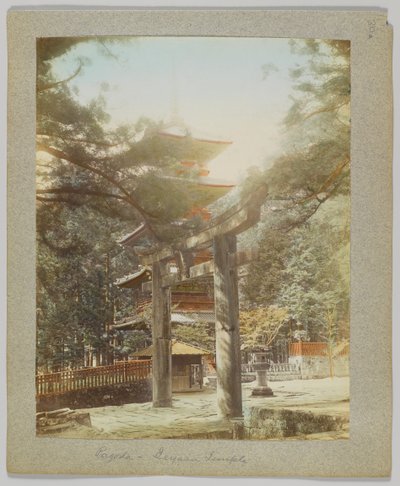 Pagode bij Tōshō-gū, Nikko, Japan (handgekleurde zwart-wit foto) door Japanese Photographer