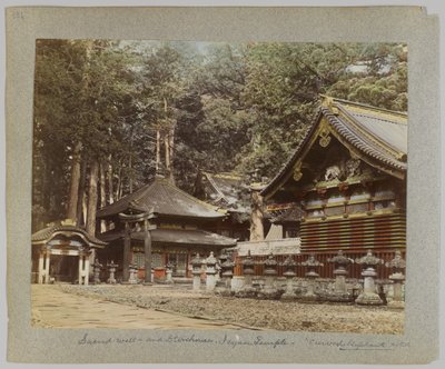 Heilige bron en opslagplaatsen, Tōshō-gū, Nikko, Japan (handgekleurde zwart-wit foto) door Japanese Photographer