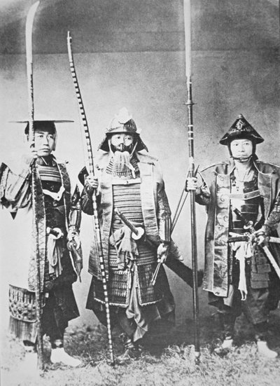 Samurai van Oud Japan bewapend met lange boog, stootwapens en zwaarden door Japanese Photographer