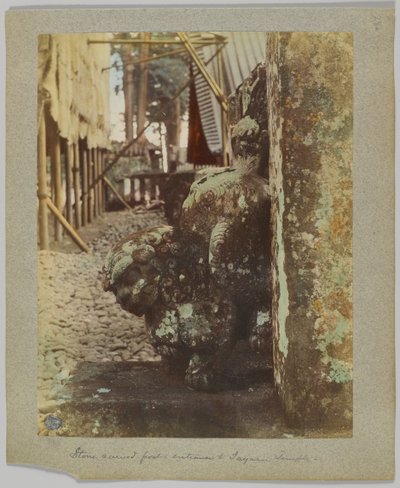 Steen gebeeldhouwde paal bij de ingang van Tōshō-gū, Nikko, Japan door Japanese Photographer