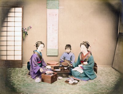 Twee vrouwen en een kind lunchen, zittend op een mat, ca. 1890 door Japanese Photographer