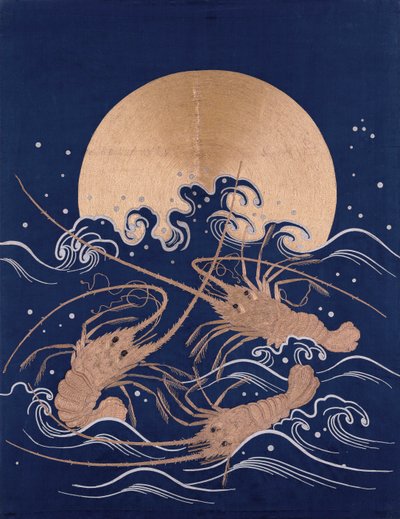 Een Japans geborduurd textielpaneel van donkerblauw satijn met drie rivierkreeften tussen golven voor een opkomende zon door Japanese School