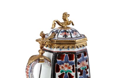 Een zeldzame elegant gemonteerde Imari koffiepot en deksel door Japanese School