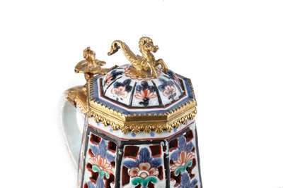 Een zeldzame elegant gemonteerde Imari koffiepot en deksel door Japanese School