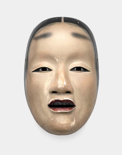 Een houten masker met gofun-grond, geschilderd met sumi voor het haar, de ogen en de tanden en rood voor de lippen door Japanese School