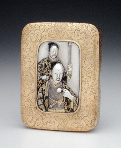 Doos en deksel met een feodale heer met bediende (verguld zilver) door Japanese School
