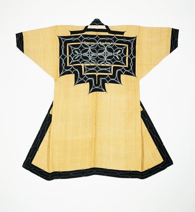 Ceremoniële mantel (attush) van de Ainu bevolking met traditionele Ainu motieven, kettingsteek borduurwerk, iepenbast, wol en katoen door Japanese School