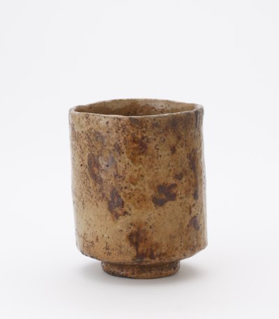 Cilindrische theekom met inscriptie, onbekende Raku aardewerk werkplaats, Theekom (tsutsu chawan) door Japanese School