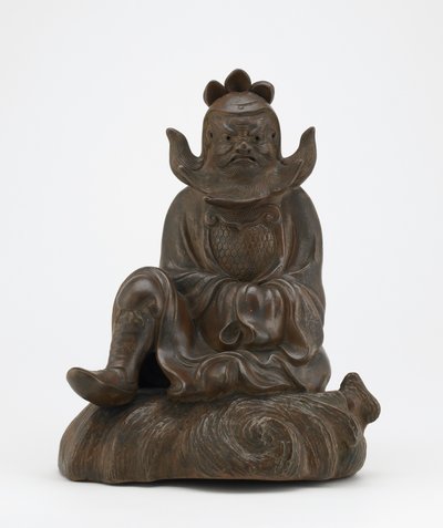 Beeld van Shoki, de demonenverdrijver, zittend op een rots, Imbe, Okayama prefectuur, Edo periode of Meiji tijdperk door Japanese School
