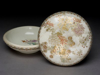 Wierookdoos met chrysanten en geometrische patronen, 19e eeuw door Japanese School