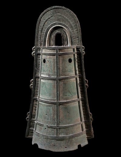 Japanse kunst: Dotaku (bronzen bel). Hoogte 0,8 m. Yayoi-beschaving (300 v.Chr.-300 n.Chr.) Parijs, Musée Guimet, Musée national des Arts Asiatiques door Japanese School