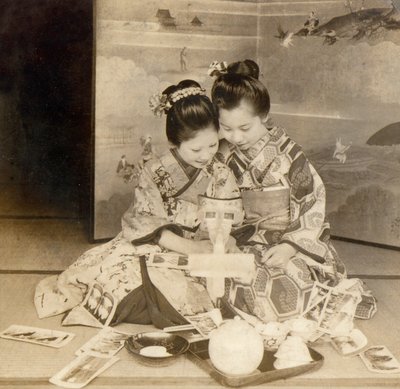 Japanse meisjes gebruiken een stereoscoop met stereografische kaarten, 1899 door Japanese School