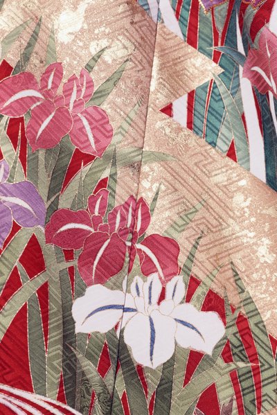 Kimono Furisode gedragen door jonge ongetrouwde vrouwen bij elegante gelegenheden en Maiko, detail, Japanse beschaving, 20e eeuw door Japanese School