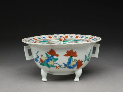 Koro kom met een plat deksel, Kakiemon gerelateerd aardewerk door Japanese School