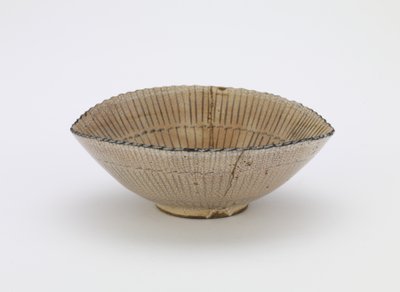 Kyoto aardewerk individuele serveerschaal in de vorm van een zegelhoed, met merk 