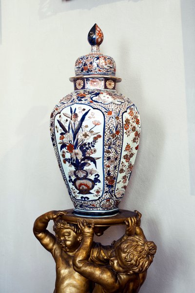 Grote Japanse vaas met deksel uit de Edo-periode, Genroku-tijdperk. 1688-1703. Appartementen van Maria Brignole Sale (Brignole-Sale) De Ferrari, hertogin van Galliera (1811-1888), het meubilair komt uit het Hotel Matignon, haar Parijse residentie. Palazzo  door Japanese School