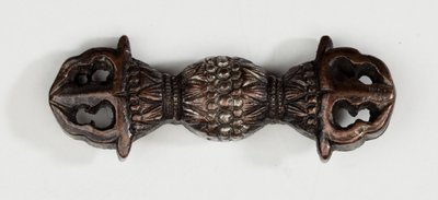 Menuki, of handgreepversiering, in de vorm van een vajra, een boeddhistisch donderboltsymbool door Japanese School