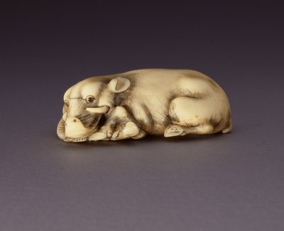 Netsuke die een Liggend Zwijn Afbeeldt, ca. 1750-80 (narwalthoorn) door Japanese School
