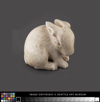 Netsuke gemodelleerd als een haas met amberkleurige ogen, eind 19e eeuw door Japanese School