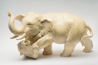 Okimono van een olifant die een tijger vertrapt door Japanese School
