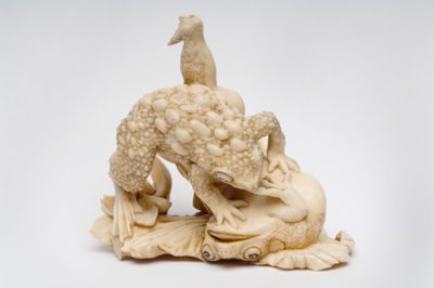 Okimono van twee padden op een lotusblad, c.1550-1600 door Japanese School