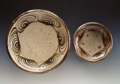 Borden versierd met umanomezara (cirkels met paardenoogpatroon), laat 18e eeuw-begin 19e eeuw, emaille aardewerk, geproduceerd in Seto, Japanse beschaving, Edo periode door Japanese School